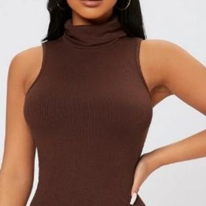 Stretchy sleevless turtle neck